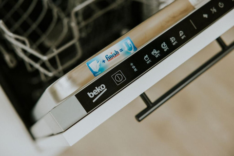 Geöffneter Beko Geschirrspüler im Tiny House auf Camping Si-Es-An, Niederlande, mit Finish Tab.