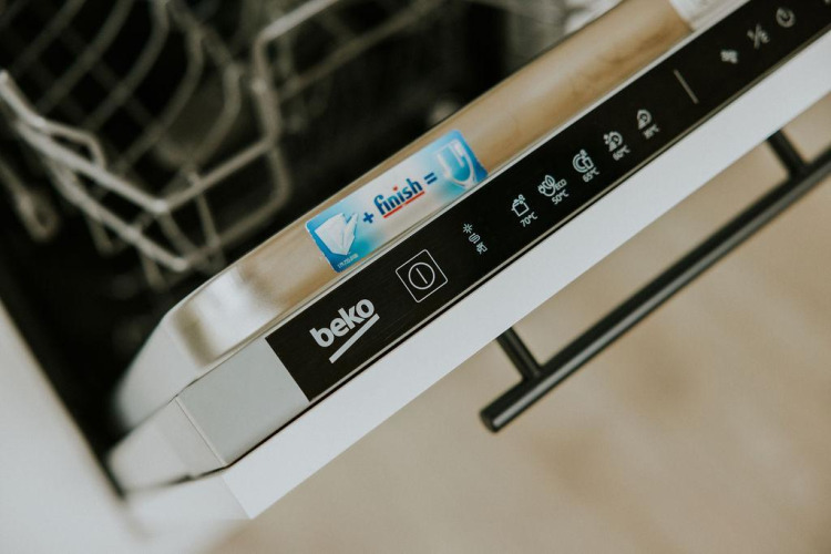 Lavavajillas Beko abierto en una tiny house del Camping Si-Es-An, Países Bajos, con una pastilla Finish.