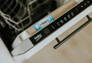 Lave-vaisselle Beko ouvert dans une tiny house au Camping Si-Es-An, Pays-Bas, avec une tablette Finish.