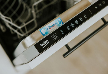 Lave-vaisselle Beko ouvert dans une tiny house au Camping Si-Es-An, Pays-Bas, avec une tablette Finish.