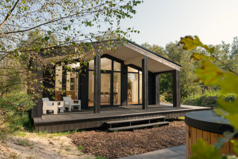 Petite maison noire moderne avec grande terrasse et jacuzzi, Hills avec Hot tub à Wilsumer Berge, Allemagne.