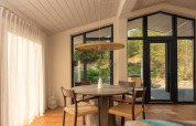 Lichte, moderne eetruimte in een tiny house met uitzicht op de natuur in Wilsumer Berge, Duitsland.