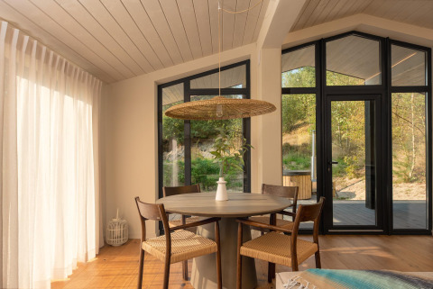 Lichte, moderne eethoek in een tiny house met uitzicht op de natuur bij Wilsumer Berge, Duitsland.