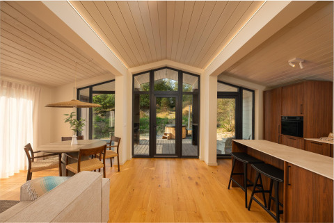 Casa pequeña moderna con grandes ventanales, interiores de madera y vistas a la naturaleza, Wilsumer Berge.