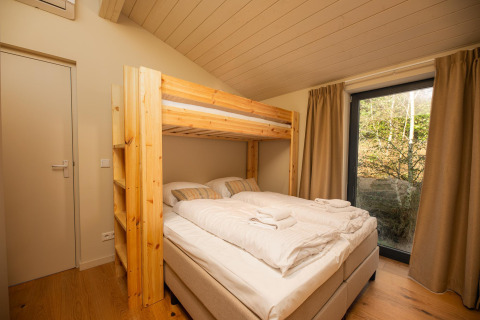 Dormitorio luminoso con litera en tiny house Hills con jacuzzi en Wilsumer Berge, Alemania.