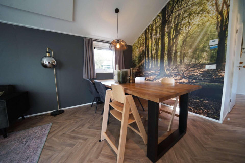 Comedor moderno en Kids cottage, Kaatsheuvel, Países Bajos, con mural de bosque y decoración elegante.