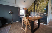 Moderne eethoek in Kids cottage, Kaatsheuvel, Nederland, met bosmuurdecoratie en stijlvolle inrichting.