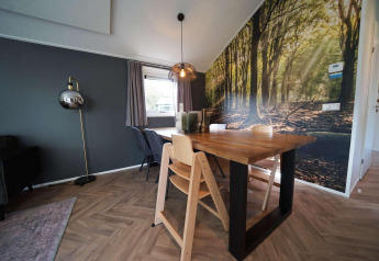 Moderne spisestue i Kids cottage, Kaatsheuvel, med skovfototapet og stilfuld indretning i Holland.