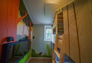 Børneværelse i Kids cottage, Kaatsheuvel, Holland med køjesenge, vægmaleri og spilkonsol.