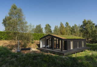 Pequeña casa con techo verde, terraza, jacuzzi y sauna en Wilsumer Berge, Alemania.