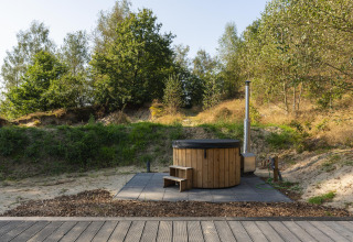 Jacuzzi de madera al aire libre en The Hills tiny house con sauna en Wilsumer Berge, Alemania.