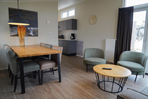 Sala y comedor del Dune Lodge en EuroParcs Parc du Soleil, Países Bajos, con decoración moderna y luminosa.