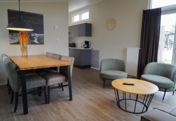 Wohn- und Essbereich in der Dune Lodge im EuroParcs Parc du Soleil in den Niederlanden, modern eingerichtet.