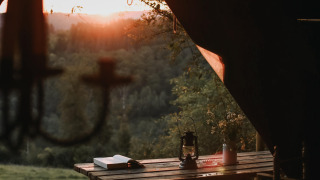 Sonnenuntergang über der Natur, gesehen von einem gemütlichen Esstisch im Feather Down Rochefort-Ardenne, Belgien.