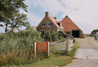 Feather Down Boerderij Ameland, villaggio vacanze in Frisia, Paesi Bassi, con casale tradizionale e giardino.