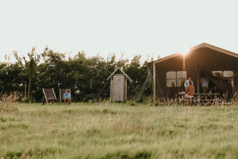 Familias disfrutan al aire libre en Feather Down Boerderij Ameland, un parque vacacional en Frisia, Países Bajos.