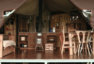Interno di una tenda rustica con cucina e sala da pranzo a Feather Down Boerderij Ameland, Frisia, Paesi Bassi.