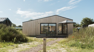 Casa pequeña y moderna en el parque vacacional De Klepperstee en Países Bajos, con terraza exterior