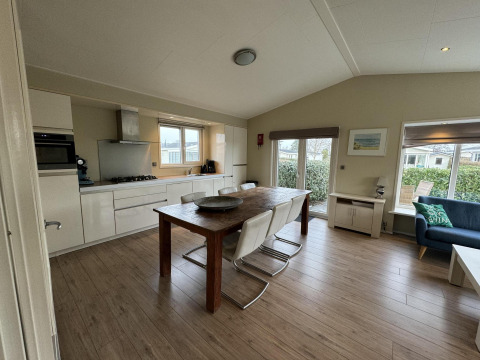 Helles, modernes Küchen- und Wohnzimmer in der Velthorst-Hütte im EuroParcs Parc du Soleil, Niederlande.