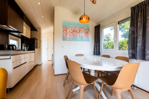 Cocina y comedor moderno en la cabaña Berkel de EuroParcs Parc du Soleil, Países Bajos, muy iluminados.