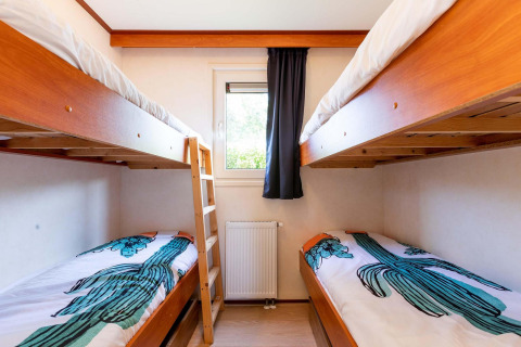Chambre lumineuse avec deux lits superposés en bois à la cabane Berkel d’EuroParcs Parc du Soleil, Pays-Bas.