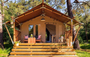 Safari-telt Comet 27 Lodges ved Petite Suisse i Belgien, omgivet af træer og hyggelig udendørs terrasse.