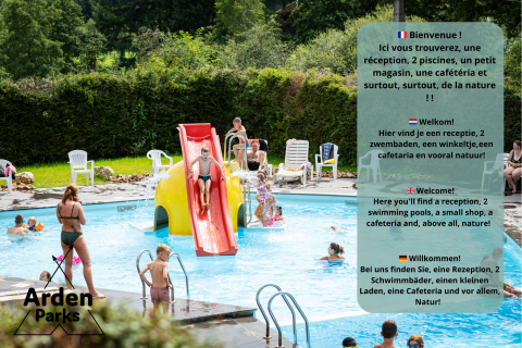 Niños jugando en una piscina exterior con tobogán y vegetación, tomada en un alojamiento glamping.