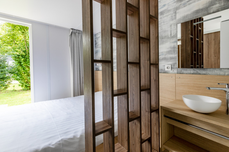 Moderne Taos XL Delux Mobile home lodge bij Baalse Hei in België met zicht op slaapkamer en badkamer.