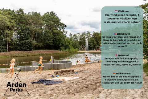 Kinder spielen am Sandstrand neben einem See im Arden Parks Glamping-Resort, umgeben von Natur.