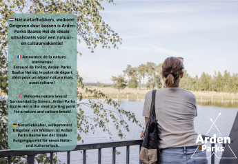 Femme admirant la nature depuis un hébergement glamping à Arden Parks Baalse Hei près d’un lac en forêt.