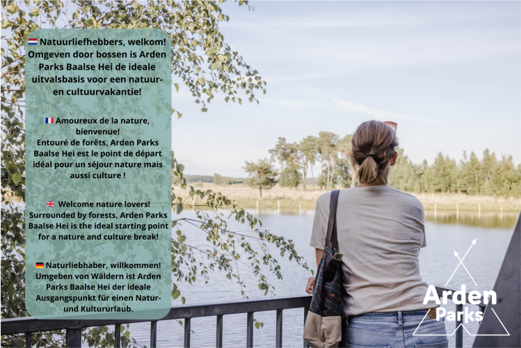 Vrouw geniet van het uitzicht op een meer bij een glampingaccommodatie in Arden Parks Baalse Hei tussen bos.