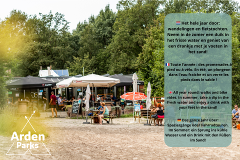 Café exterior en un alojamiento glamping en verano, personas disfrutan bebidas y arena relajante.