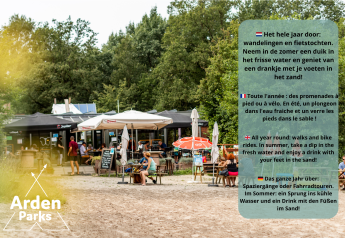 Café exterior en un alojamiento glamping en verano, personas disfrutan bebidas y arena relajante.