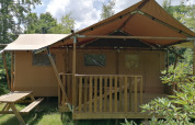 Tente safari Dreamer à Baalse Hei en Belgique, terrasse en bois et banc dans un décor naturel verdoyant.