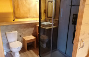 Badeværelse i Safari-teltet Dreamer på Baalse Hei i Belgien med toilet, håndvask og brusekabine.