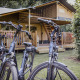 To cykler parkeret foran en Ranger Lodge safaritelte på Baalse Hei campingpladsen i Belgien.