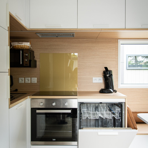 Moderne Taos XL Lodge-køkken i Petite Suisse, Belgien, med ovn, opvaskemaskine og kaffemaskine.