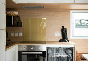 Cocina moderna de la Taos XL Lodge en Petite Suisse, Bélgica, con horno, lavavajillas y cafetera.