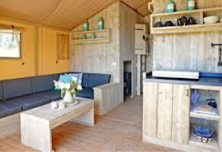 Interior de lodge acogedor con muebles de madera en Sunshine en Petite Suisse, Bélgica.