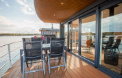 Blick auf die Terrasse des Floating House im Vakantiepark Leukermeer, Niederlande, am Wasser.