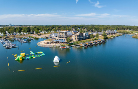 Vista aérea de Floating House en Vakantiepark Leukermeer, Países Bajos, con puerto deportivo y parque acuático.