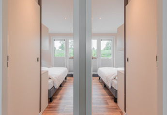 Binnenzicht van twee identieke slaapkamers op een woonboot van Floating House, Vakantiepark Leukermeer, Nederland.