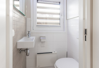 Lichte, moderne badkamer op een woonboot bij Floating House, Vakantiepark Leukermeer, Nederland.