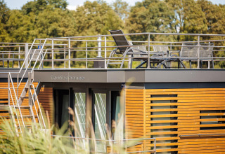 Hausboot 'Floating House' im Vakantiepark Leukermeer, Niederlande, mit Dachterrasse und Gartenmöbeln.