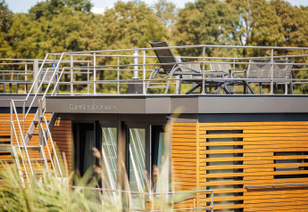 Hausboot 'Floating House' im Vakantiepark Leukermeer, Niederlande, mit Dachterrasse und Gartenmöbeln.