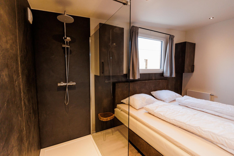 Modernes Lodge-Zimmer mit Dusche, Doppelbett und Fenster, Beachlodge Deluxe ǀ to, Vakantiepark Leukermeer, Niederlande.