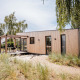 Moderne Beachlodge Deluxe im Vakantiepark Leukermeer, Niederlande, mit Holzterrasse und Garten.