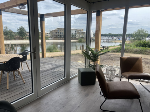 Uitzicht vanuit Beachlodge Deluxe in Vakantiepark Leukermeer, Nederland, met terras en meer te zien.