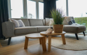 Moderne woonkamer in een Velthorst-huisje bij EuroParcs Parc du Soleil in Nederland.