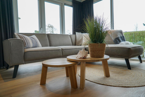 Modernes Wohnzimmer in einer Velthorst-Hütte bei EuroParcs Parc du Soleil in den Niederlanden.